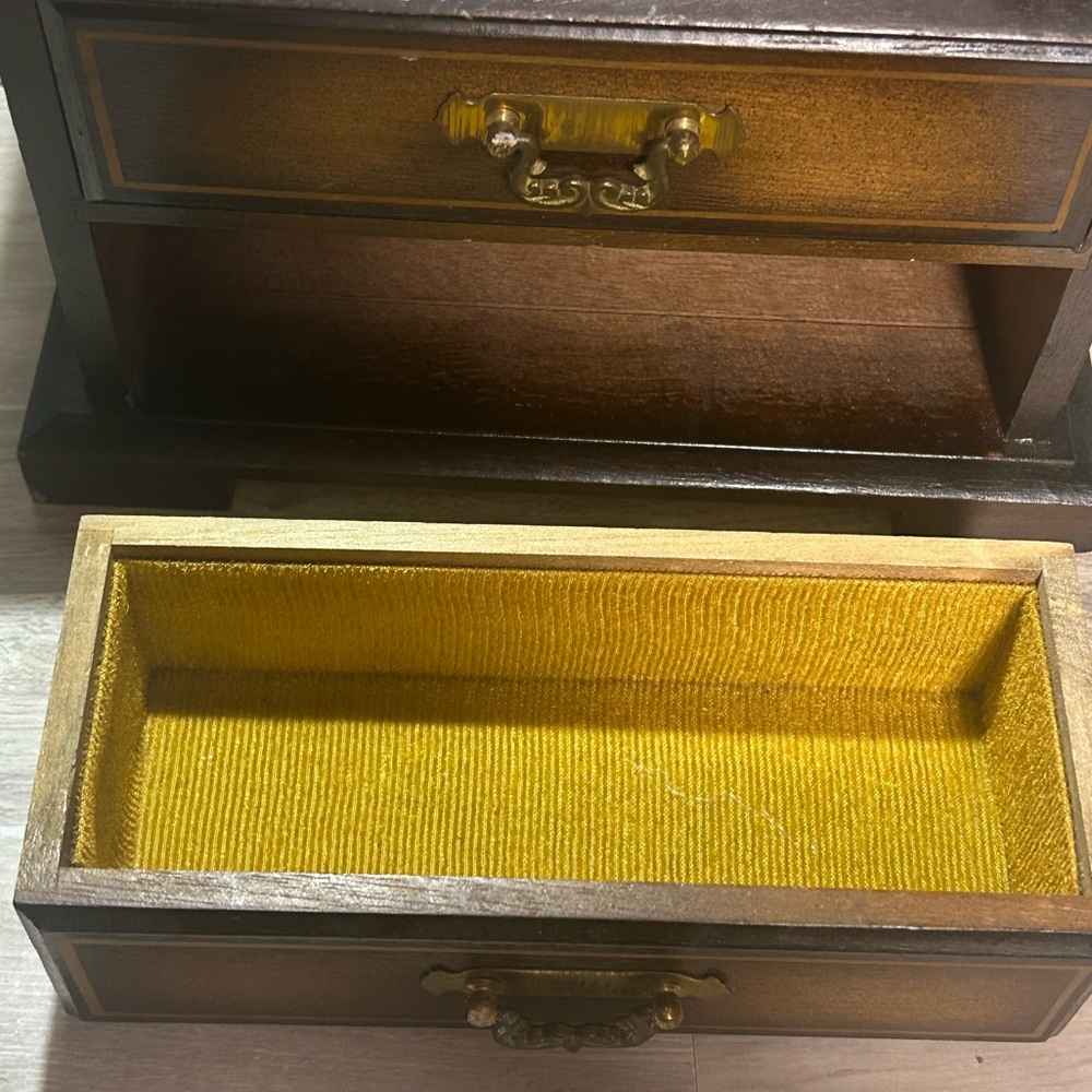 Vintage Wooden Musical Jewelry Box with Six Brooches - Picture 8 of 12